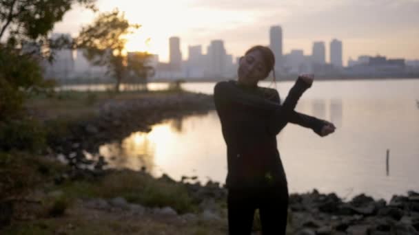 Τακτοποίηση Γυναίκα Προετοιμάζει Τον Εαυτό Της Για Ένα Τρέξιμο Πρωί — Αρχείο Βίντεο