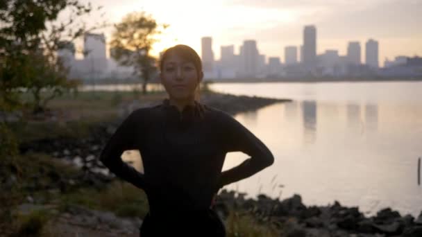 Красива Здорова Жінка Бігунка Розтягується Дихає Межами Міста Схід Сонця — стокове відео