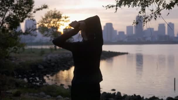 Ung Japansk Kvinna Sträcker Sig Tidigt Morgonen — Stockvideo