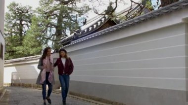 Uluslararası arkadaş Kyoto tapınaklarda keşfetmek.