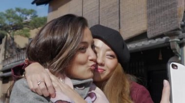 4k, selfies Kyoto City konuşurken iki şirin modelleri çekim yakın çekim.
