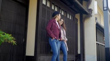Kyoto, slowmotion keşfetmek iki kadın düşük açılı.