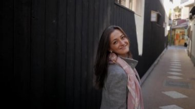 Kyoto, Hd, Slowmotion keşfetmek kameraya gülümseyen güzel İtalyan turist.