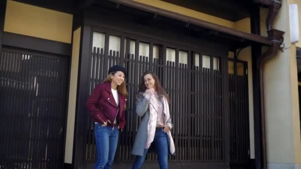 Internationale Freunde Lachen Gemeinsam Draußen Kyoto Stadt — Stockvideo