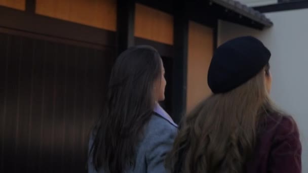 Duas Mulheres Andando Rápido Passado Velho Estilo Japonês Casas Kyoto — Vídeo de Stock