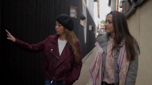 Dos Amigas Moda Admirando Una Vieja Calle Kyoto Cámara Lenta — Vídeos de Stock