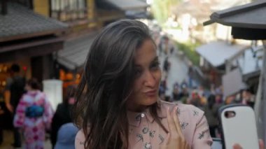 4 k oldukça İtalyan kadın alarak selife meşgul turist Kyoto Japonya'da sokak üzerinde.