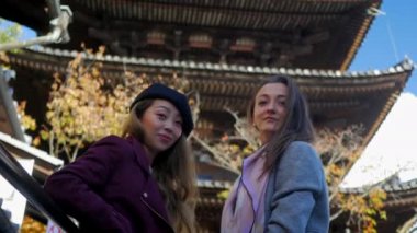 4 k mutlu güzel kadın kamera için kyoto sallayarak içinde tatil düşük açı.