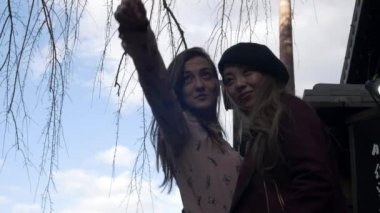 İtalyan kız arkadaşı bir şey için Kyoto turist sopt, Hd, ağır çekimde işaret.
