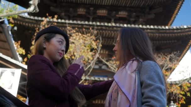 Angle Bas Deux Femmes Regardant Vieux Temple Kyoto — Video