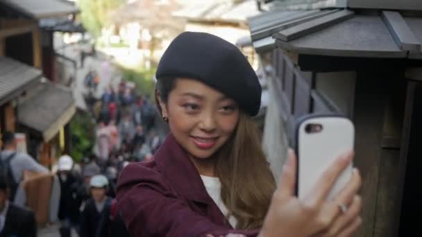 Jaoanese Mujer Tomando Selifie Kyoto Con Ocupado Caminar Calle Detrás — Vídeos de Stock