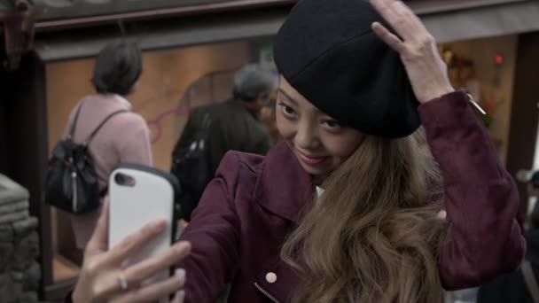 Стильний Японка Беручи Selfie Зайнятий Кіото Туристичних Вулиці Повільний Рух — стокове відео