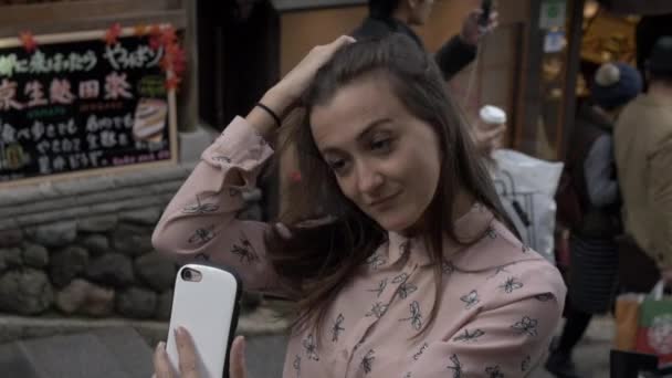 Mujer Italiana Tomando Selfie Concurrida Calle Turística Kyoto Cámara Lenta — Vídeos de Stock