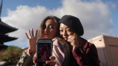 Şirin uluslararası kadın selfies Kyoto, Hd, ağır çekimde bir geziye alarak.