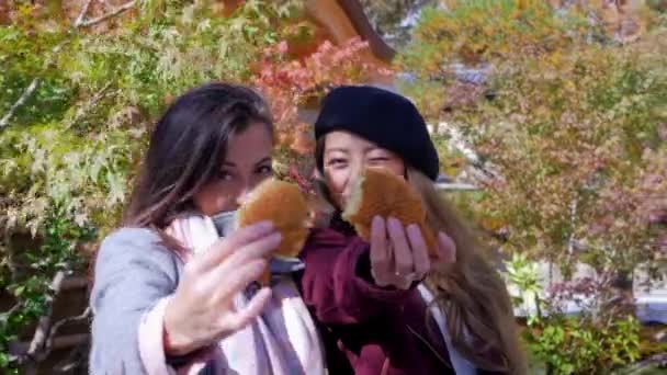 Θηλυκό Τουριστών Στο Κιότο Προσπαθώ Γιαπωνέζικα Φαγητό Του Δρόμου — Αρχείο Βίντεο
