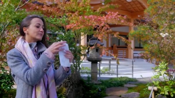 Turistas Internacionais Atraentes Desfrutando Comida Rua Kyoto — Vídeo de Stock