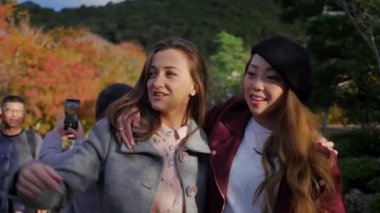 Kyoto Güz, Hd, ağır çekimde keşfetmek çekici bayan arkadaş.