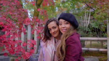 Çekici kadınlar enjoying Kyoto, Hd, ağır çekimde düşmek. 