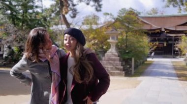 İki uluslararası turist Kyoto, Hd, ağır çekimde tapınağı ziyaret.