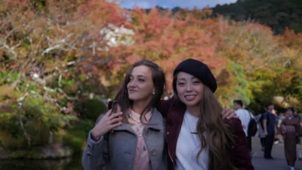 Dos Hermosas Mujeres Explorando Kyoto Durante Otoño Cámara Lenta — Vídeo de stock