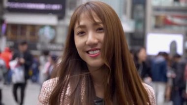 Japon kadın dotonbori Osaka Japonya ünlü bir alışveriş sokakta yürürken. HD, ağır çekim.