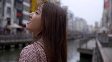 Ünlü turist hedef Japon kadın gezi, Osaka Japonya. HD, yavaş hareket.