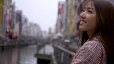 Bir ünlü turistik hedef, Osaka Japonya gezi sevimli kadın. HD, ağır çekim.