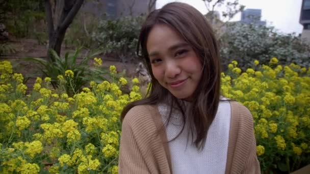 Şehirde Yeni Bahar Bahçesinde Japon Kadının Güzel Portre Yavaş Hareket — Stok video