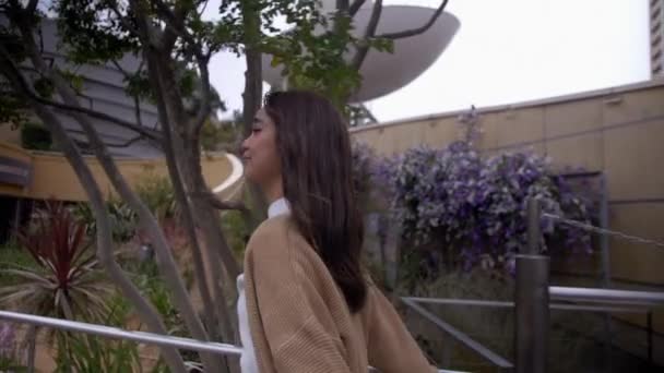 Una Hermosa Mujer Feliz Caminando Por Jardín Primavera Azotea Cámara — Vídeos de Stock