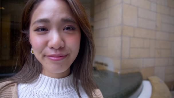 Bir Özelliği Önünde Çekici Japon Kadın Portresi Ağır Çekim — Stok video