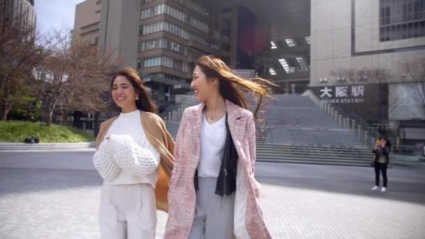 Duas Amigas Explorar Cidade Fora Estação Osaka Câmera Lenta — Vídeo de Stock