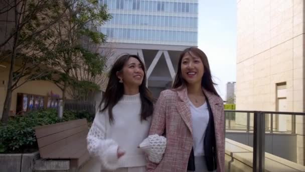 Twee Mooie Glimlachende Vrouwen Lopen Een Dak Een Mooie Dag — Stockvideo