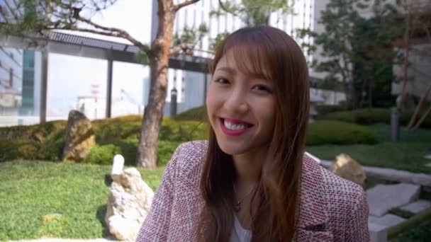 Retrato Una Atractiva Mujer Japonesa Sonriendo Jardín Azotea Ciudad Cámara — Vídeo de stock
