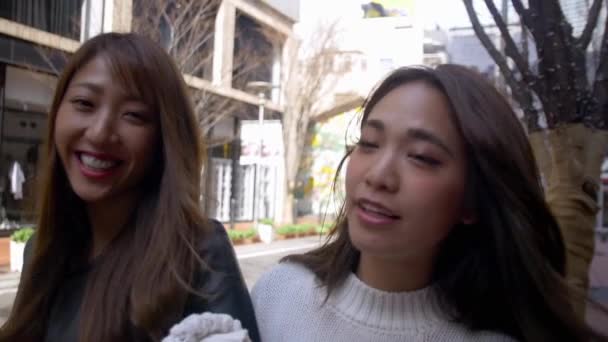 Twee Aantrekkelijke Vrienden Verkennen Van Stad Lopen Van Slow Motion — Stockvideo