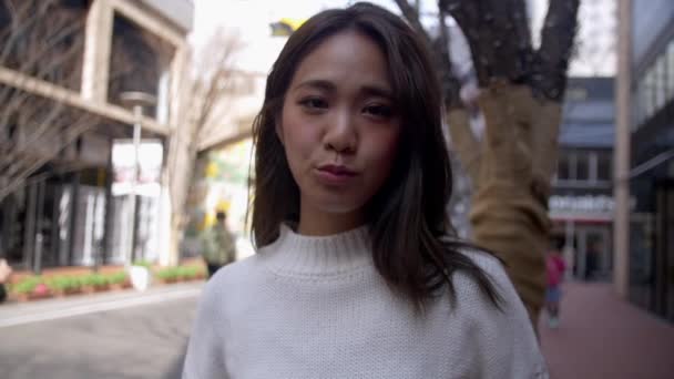 Hermosa Mujer Japonesa Caminando Lentamente Por Una Calle Ciudad Cámara — Vídeos de Stock