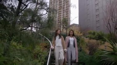 Güzel çatı bahçesinde yürümek iki Japon kadın, 4k