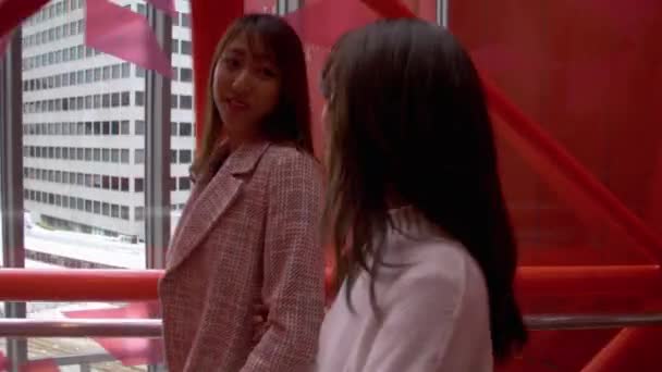 Ženy procházejí moderním nákupním střediskem v Ósace, 4k — Stock video