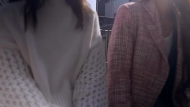 Обнаружение двух женщин, разговаривающих вместе в городе Осака, 4K — стоковое видео