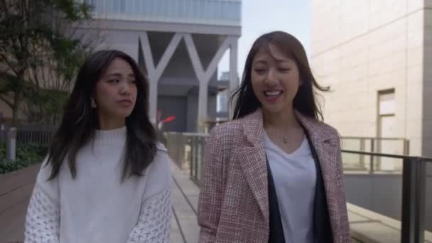 Stijlvolle vrouwen wandelen en chatten in Osaka City, 4k — Stockvideo
