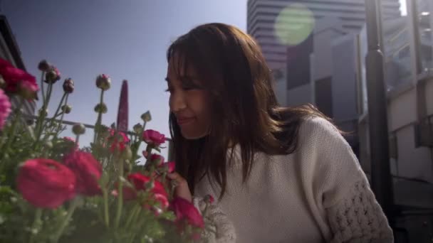 Mooie vrouwen smeeling Fresh Spring Roses, 4k — Stockvideo