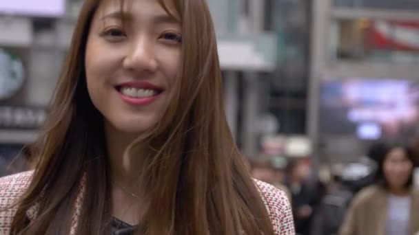 Retrato de una hermosa mujer sonriente caminando compra Dotonbori Osaka, 4K — Vídeo de stock