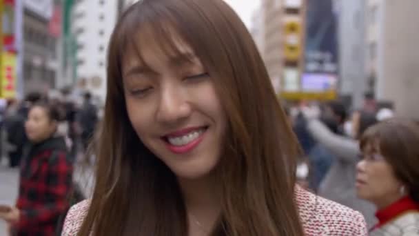 Mujer japonesa sonriendo en la concurrida zona turística de Dotonbori Osaka, 4K — Vídeo de stock