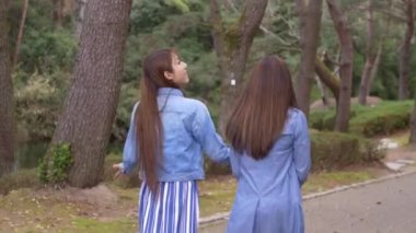 Arka planda bir şelale ile güzel Japon kadınların portresi, 4k