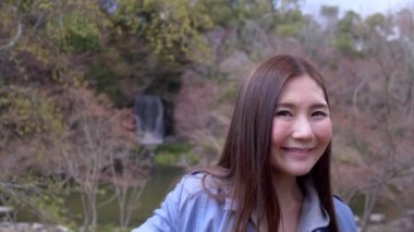 Parktaki şelalede güzel Japon kadının yakın çekim, Slow-Motion.