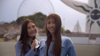 Bampaku Park'ı keşfeden iki Japon kadın, Yavaş Hareket.