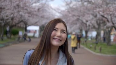 Kiraz çiçeği parkı, Yavaş Hareket yürüyüş Çekici Japon kadın.