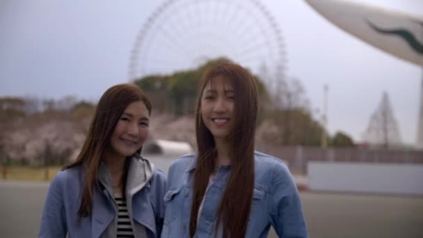 Aantrekkelijke vrienden verkennen oude WereldExpo Park Japan, Slow-Motion. — Stockvideo