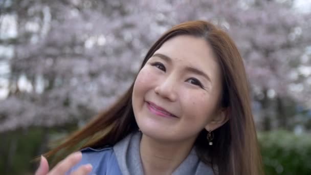 Close-up de mulher japonesa bonito desfrutando de primavera, Slow-Motion . — Vídeo de Stock