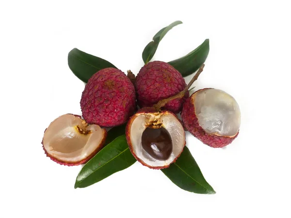 Lychee beyaz arka plan üzerinde izole yeşil yaprakları ile. Tayland meyve.