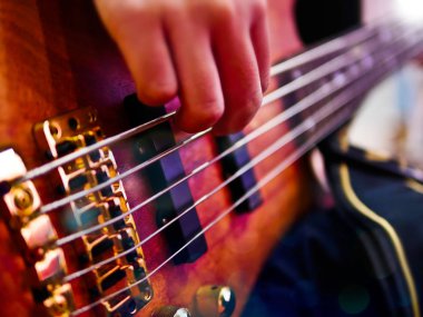 Gösteri esnasında bas gitar çalmaya el closeup.